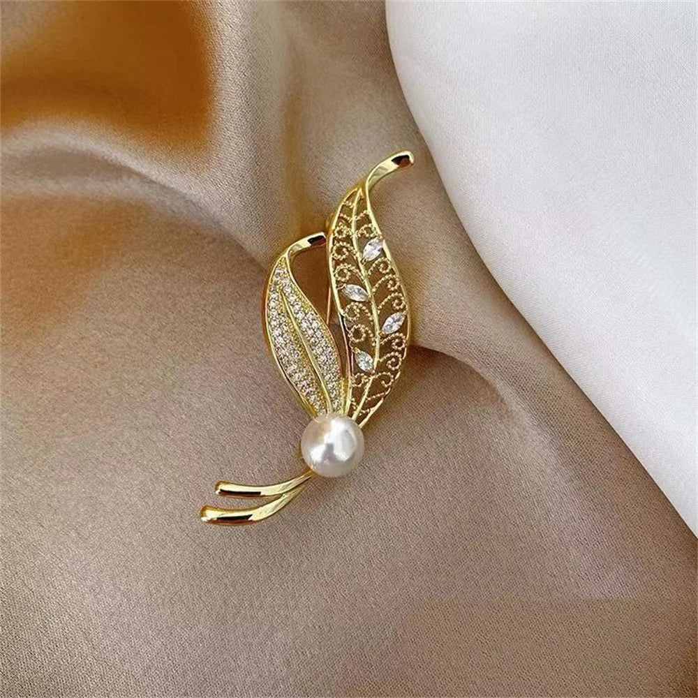 Luxury Crystal Peacock Feather Brooch – Elegant Pearl Rhinestone Lapel Pin for Women & Men, Office or Party Jewelry Gift