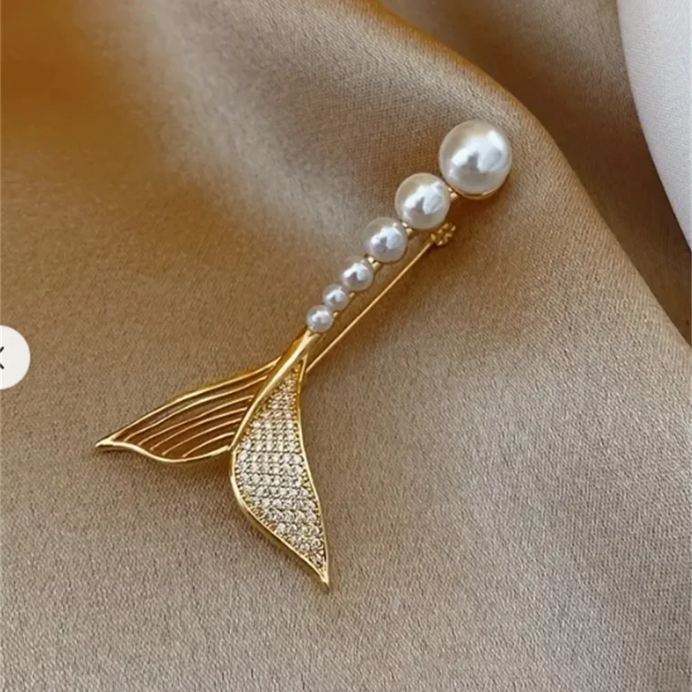 Luxury Crystal Peacock Feather Brooch – Elegant Pearl Rhinestone Lapel Pin for Women & Men, Office or Party Jewelry Gift